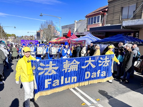 Image for article Katoomba, Austrália: A energia dos praticantes do Falun Dafa é apreciada no Winter Magic Festival