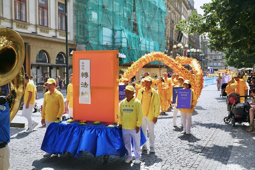 Image for article Praga, República Tcheca: Praticantes da Europa participam de desfile para informar as pessoas sobre a perseguição contínua na China
