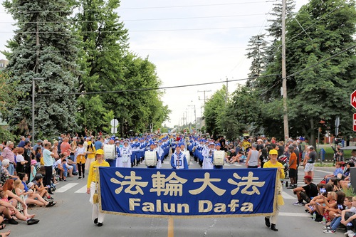 Image for article Salaberry-de-Valleyfield, Canadá: moradores expressam interesse no Falun Dafa durante  desfile de feriado nacional