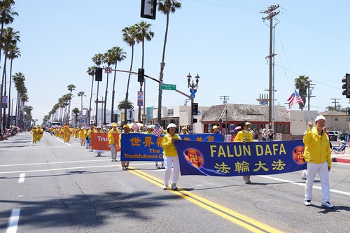 Image for article Sul da Califórnia: Representantes do Falun Dafa impressionam no desfile da independência de Oceanside