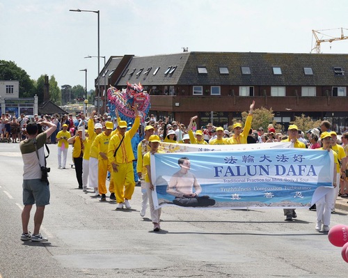 Image for article Reino Unido: Falun Dafa recebe o primeiro prêmio no Carnaval de Hunstanton
