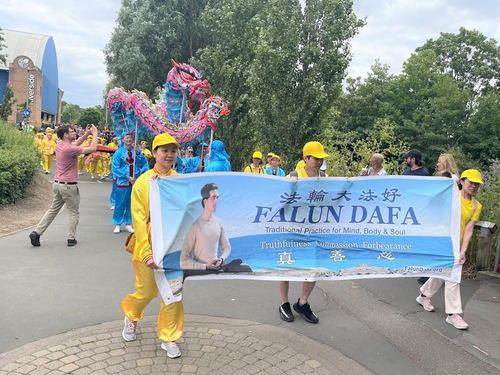Image for article Reino Unido: Praticantes do Falun Dafa recebem elogios no desfile de carnaval de Chelmsford