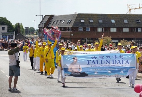 Image for article Reino Unido: Falun Dafa recebe o primeiro prêmio no Carnaval de Hunstanton