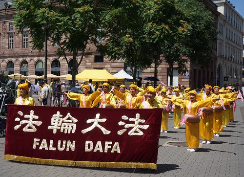 Image for article Estrasburgo, França: Chamando a atenção para a perseguição ao Falun Dafa no Dia Internacional da ONU em Apoio às Vítimas de Tortura