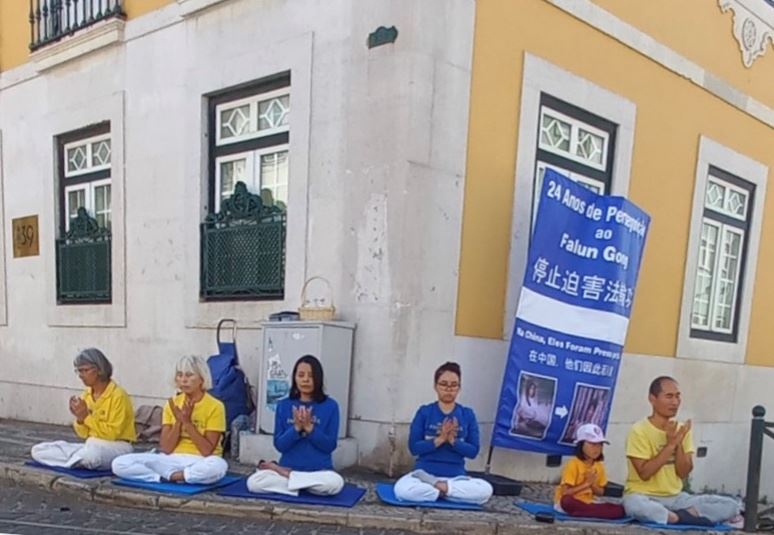 Image for article Portugal: Praticantes protestam em frente ao Consulado da China em 20 de julho