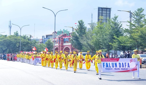 Image for article Batam, Indonésia: Praticantes do Falun Dafa participam das comemorações do Dia da Independência