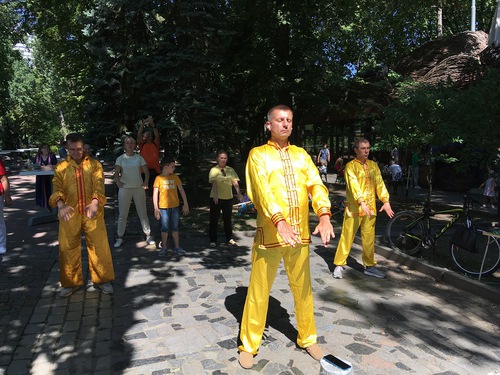 Image for article Dnipro, Ucrânia: Apresentando o Falun Gong em uma feira de fitness