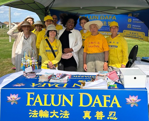 Image for article Ottawa: Apresentando o Falun Dafa em um evento comunitário