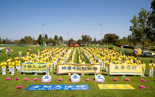 Image for article Os praticantes do Falun Dafa em Los Angeles desejam ao Mestre Li um feliz Festival do Meio do Outono