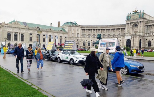 Image for article Viena, Áustria: Carreata com painéis de exibição promove o Falun Dafa em Viena