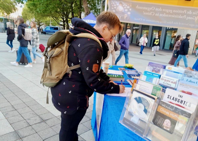 Image for article Na Alemanha, as pessoas assinam uma petição para acabar com a perseguição ao Falun Dafa: 