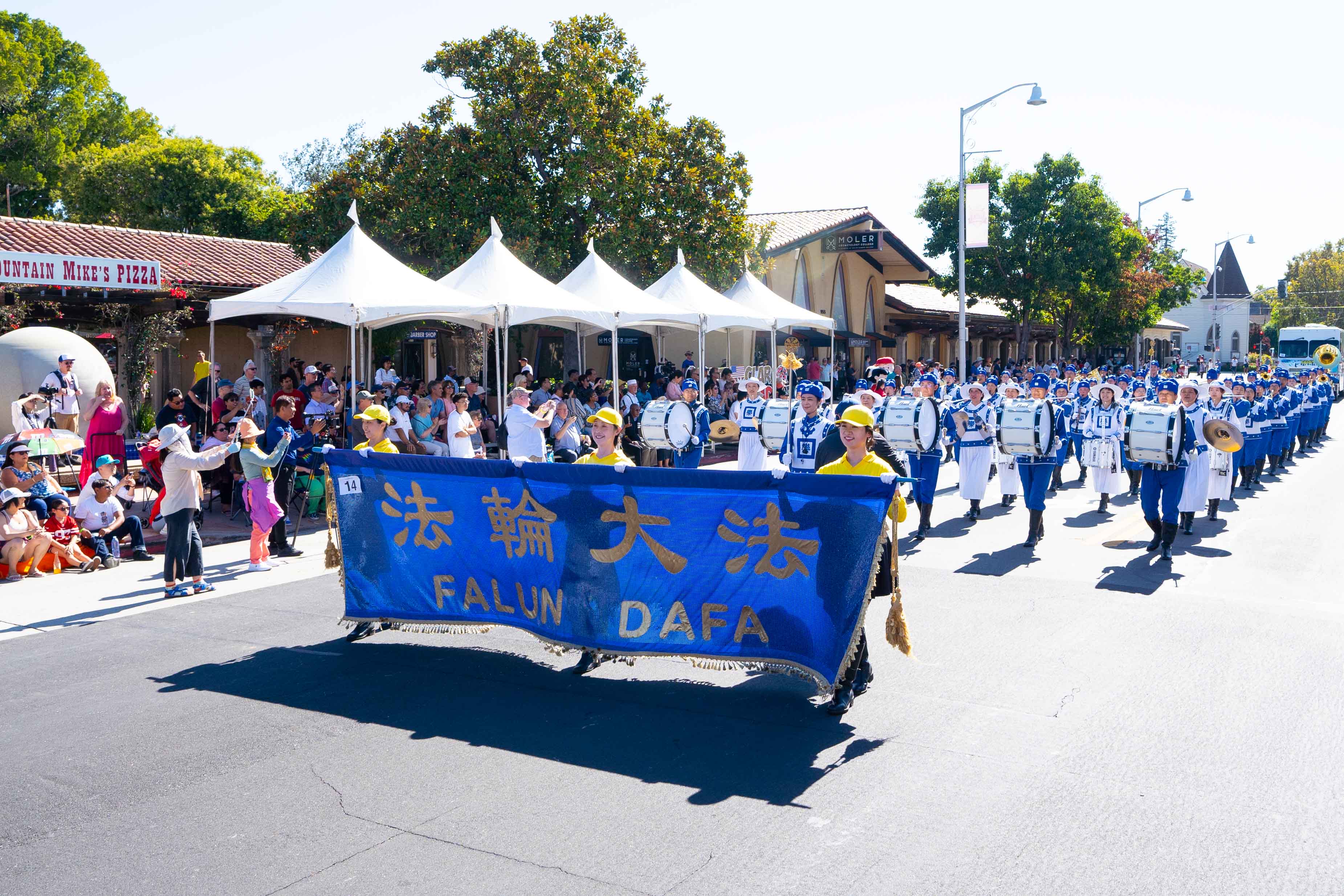 Image for article Califórnia, EUA: Falun Dafa causa grande impacto em desfile no Vale do Silício