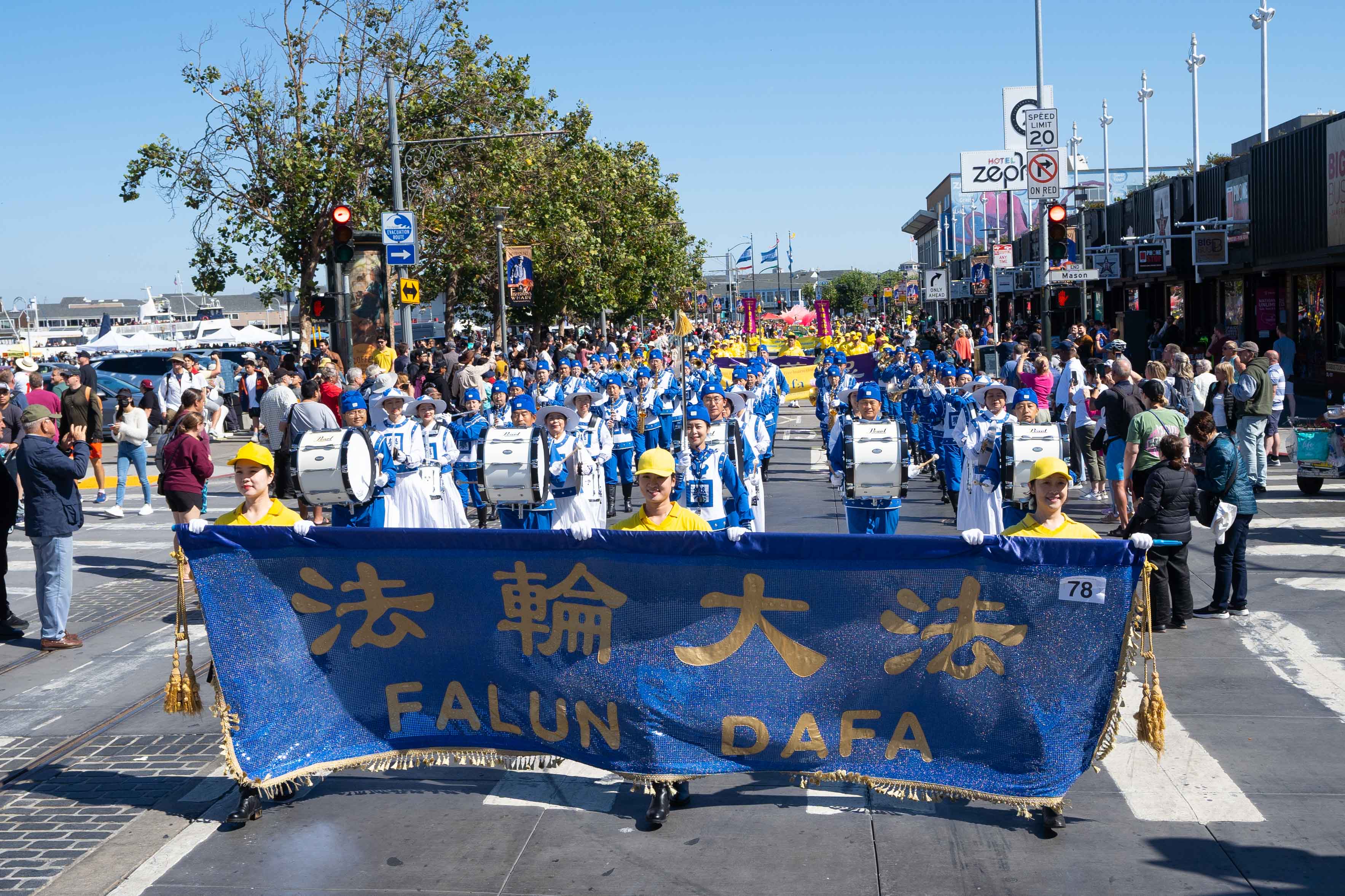 Image for article São Francisco, EUA: Falun Dafa é bem recebido na Parada da Herança Italiana