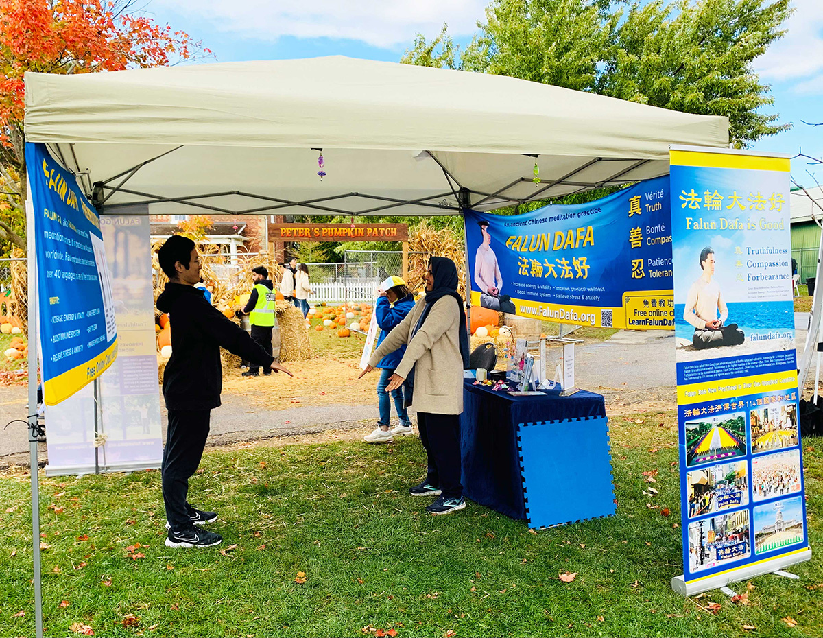 Image for article ​Canadá: Apresentando o Falun Dafa no Pumpkinfest em Toronto