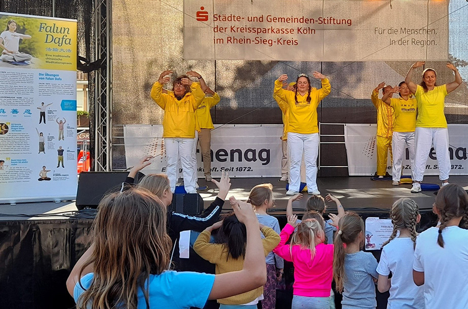 Image for article Siegburg, Alemanha: Crianças aprendem sobre o Falun Gong em um festival local
