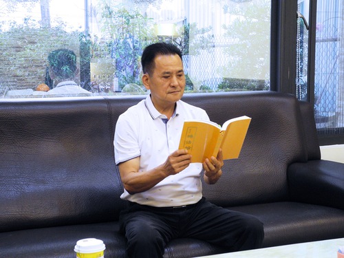 Image for article Um empresário taiwanês começa a praticar o Falun Gong