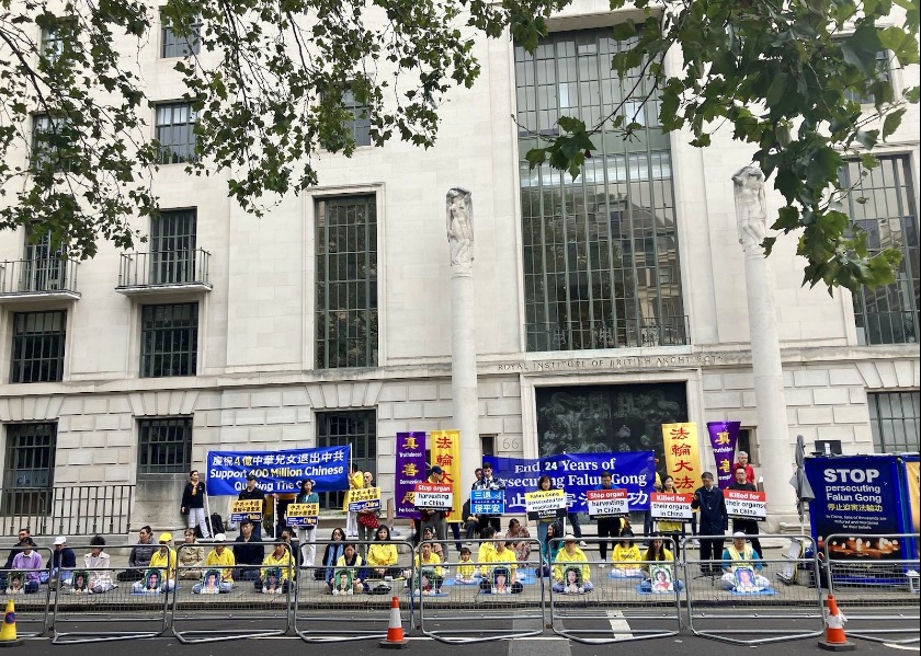 Image for article ​Inglaterra: Protesto Pacífico na Embaixada Chinesa em Londres expõe a perseguição ao Falun Dafa