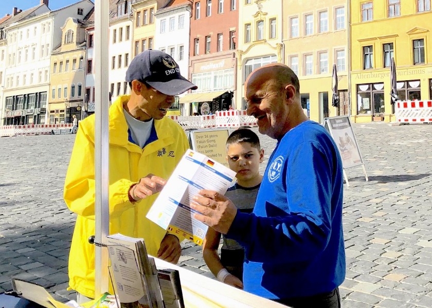 Image for article Praticantes do Falun Dafa resistem à perseguição do regime chinês em uma cidade histórica da Alemanha