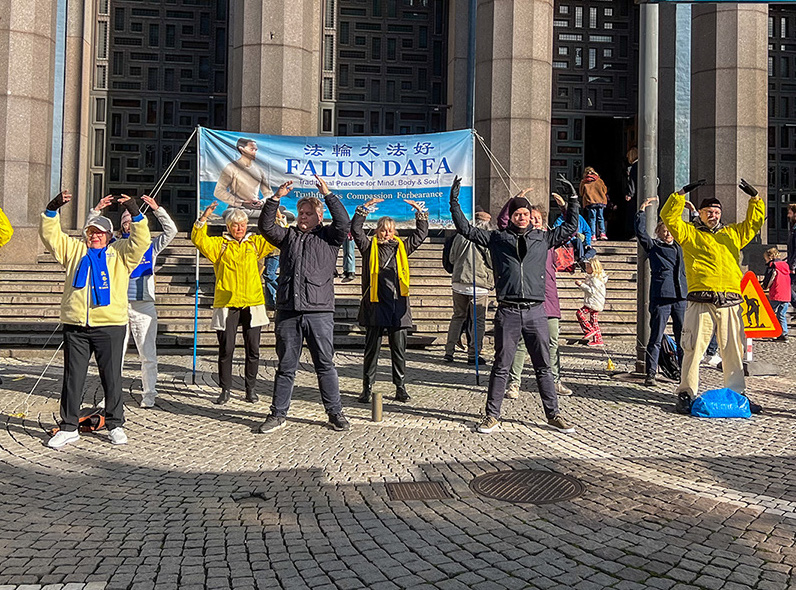 Image for article Suécia: Conscientização sobre o Falun Dafa durante eventos de outono em Estocolmo