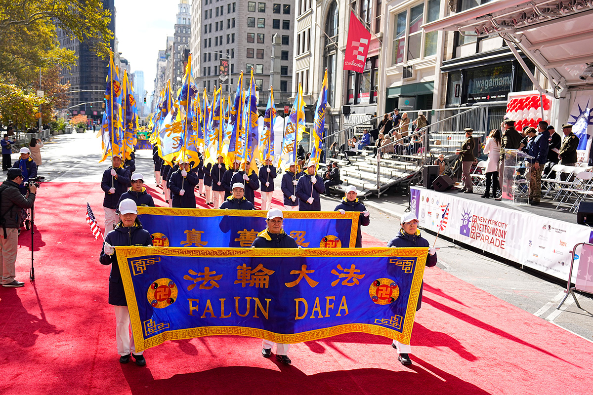 Image for article Nova York: Os princípios do Falun Dafa são elogiados no desfile do Dia dos Veteranos