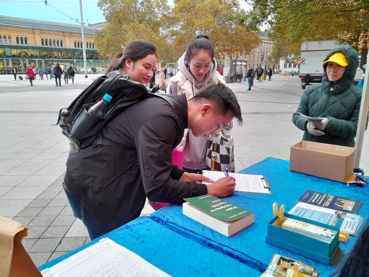 Image for article ​Hannover, Alemanha: Atividades atraem apoio para o Falun Gong