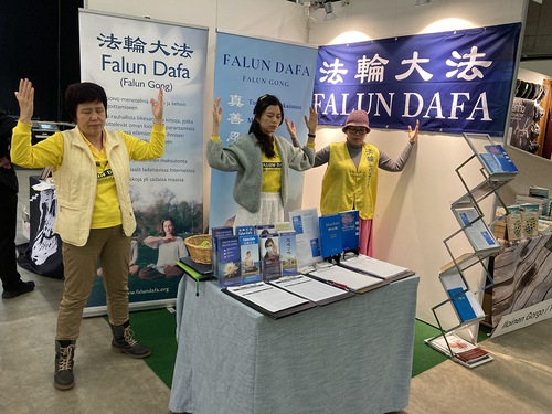 Image for article Finlândia: Apresentando o Falun Dafa na Feira do Livro de Helsinque