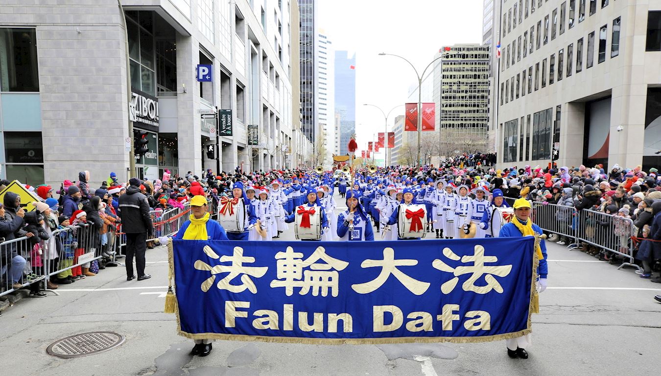 Image for article ​Montreal, Canadá: Os princípios do Falun Dafa são elogiados em um desfile de Natal