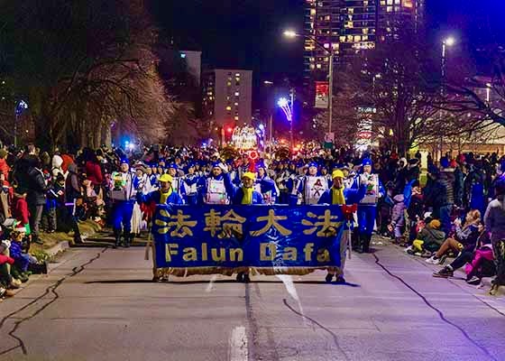 Image for article ​Toronto, Canadá: Falun Dafa é aplaudido em quatro desfiles de Natal