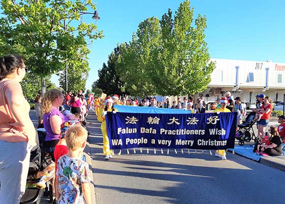 Image for article O ​Falun Dafa é bem recebido em apresentações e desfiles de Natal na Austrália Ocidental