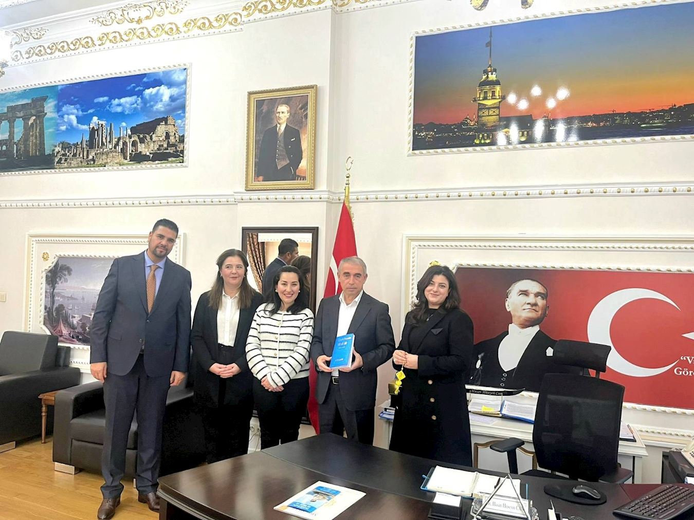 Image for article ​Istambul, Turquia: Vice-governador dá as boas-vindas aos praticantes do Falun Dafa