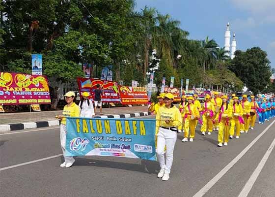 Image for article Batam, Indonésia: Praticantes do Falun Dafa foram convidados a participar do desfile cultural e recebem quatro prêmios