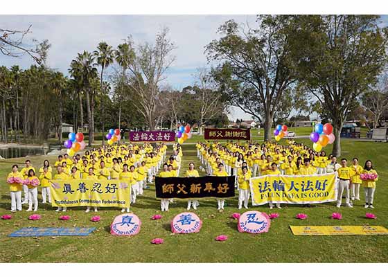 Image for article ​Los Angeles, Califórnia: Os praticantes do Falun Dafa desejam ao Mestre Li um Feliz Ano Novo