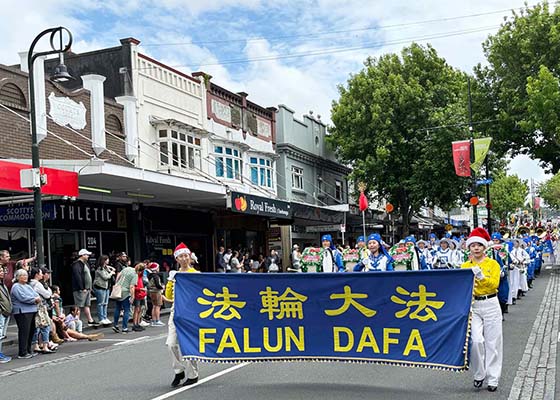 Image for article Nova Zelândia: Praticantes do Falun Dafa são convidados a participar de oito desfiles de Natal
