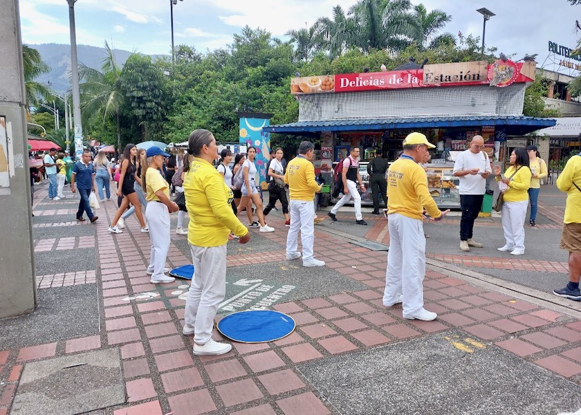 Image for article ​Colômbia: Os princípios do Falun Dafa ressoam entre os transeuntes durante os eventos em Medellín