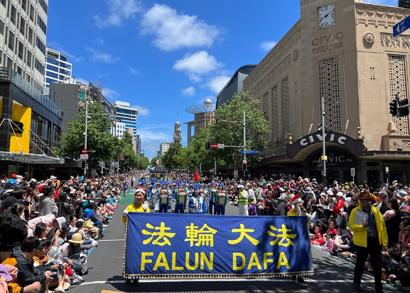 Image for article ​Auckland, Nova Zelândia: Os princípios do Falun Dafa são aplaudidos em três desfiles de Natal