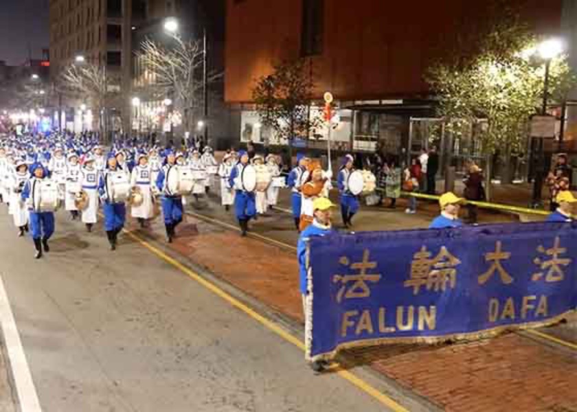 Image for article ​Pensilvânia, EUA: O rico patrimônio cultural da China representado pelos praticantes do Falun Dafa é elogiado no desfile de Natal da Filadélfia