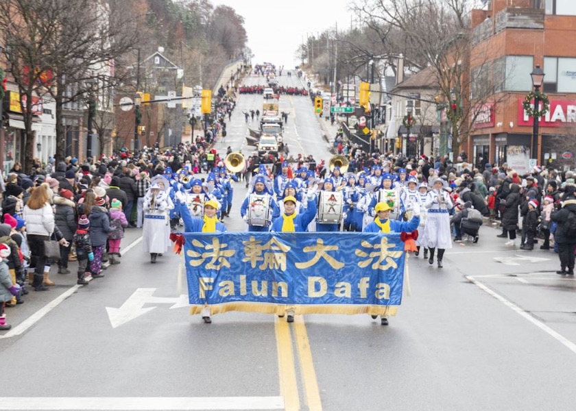 Image for article ​Toronto, Canadá: Os princípios do Falun Dafa causam impacto em três desfiles de Natal