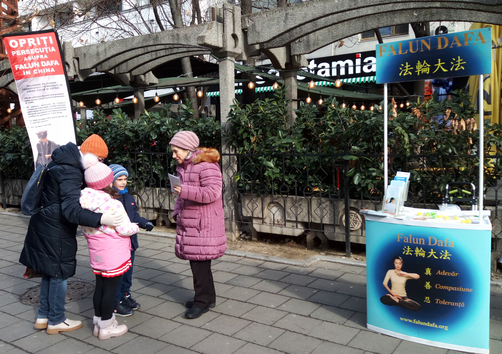 Image for article ​Romênia: Praticantes do Falun Dafa aumentam a consciencialização sobre a perseguição em curso do PCC