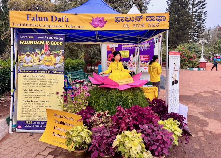 Image for article Índia: Visitantes experimentam a beleza do Falun Dafa na Exposição de Flores de Lalbagh