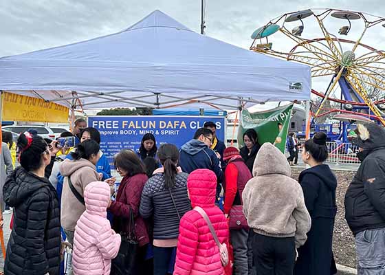 Image for article ​San Jose, Califórnia: Apresentando o Falun Dafa às comunidades vietnamitas