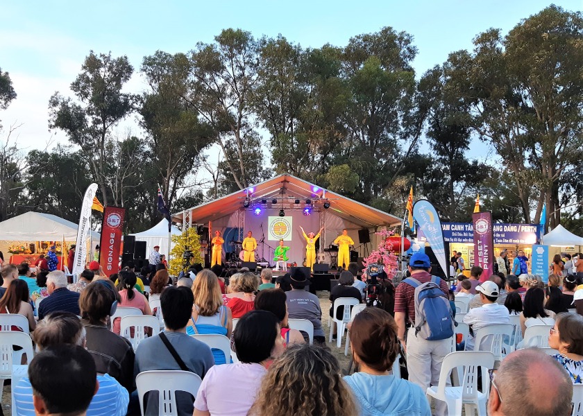 Image for article ​Perth, Austrália: Apresentando o Falun Dafa na Celebração do Ano Novo Chinês
