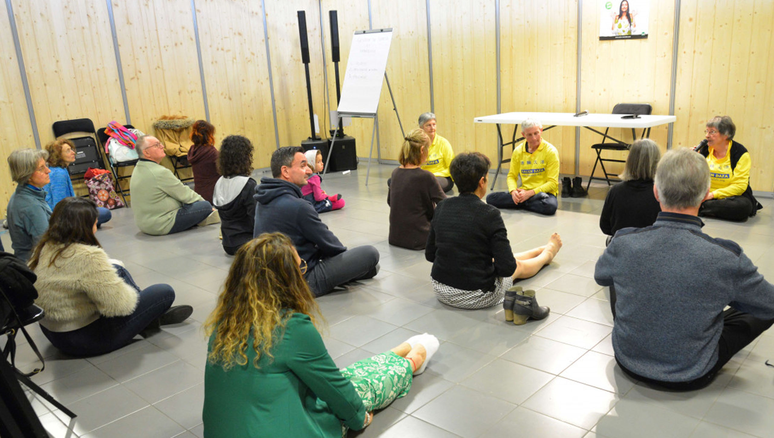 Image for article ​Oeste da França: O Falun Dafa é bem recebido em exposição de saúde e lar para idosos
