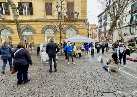 Image for article ​Pessoas em Napoli aprendem os fatos sobre o Falun Gong