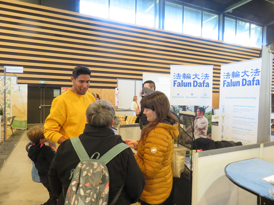 Image for article ​França: Praticantes apresentam o Falun Dafa em exposição em Reims