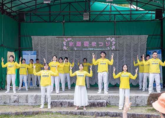 Image for article ​Japão: Apresentação do Falun Dafa durante o Festival da Flor de Cerejeira