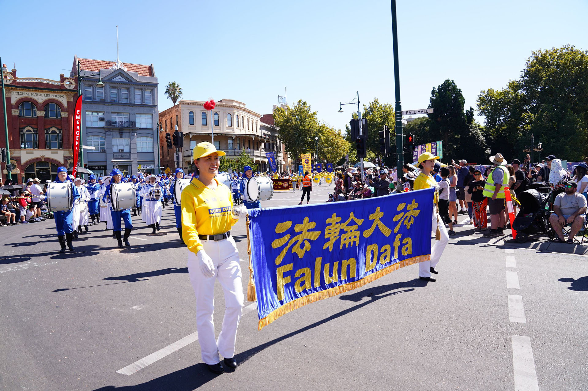 Image for article ​Bendigo, Austrália: Grupo do Falun Dafa se apresenta em desfile de gala de Páscoa