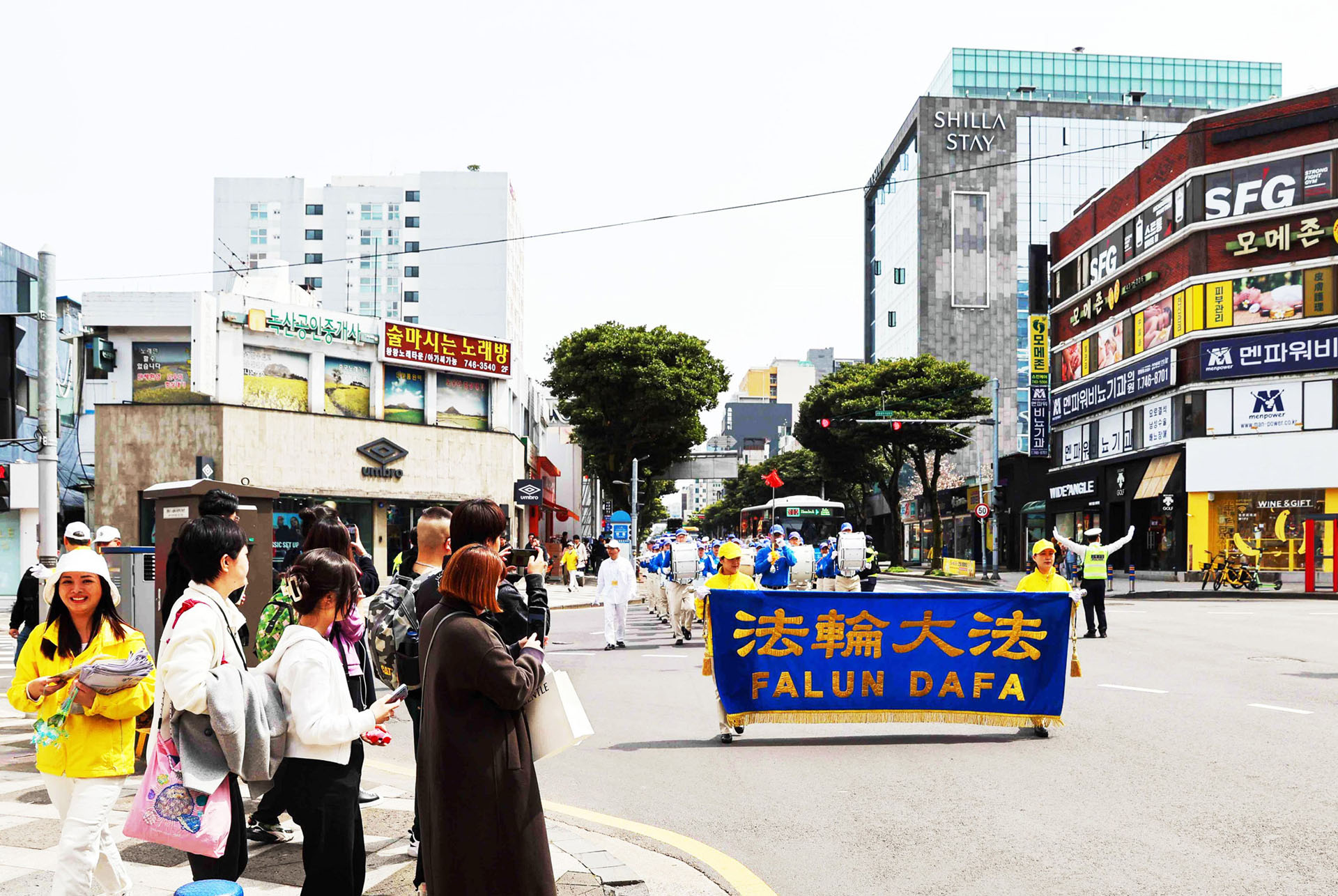 Image for article ​Ilha de Jeju, Coreia do Sul: Apresentando o Falun Dafa aos residentes e turistas