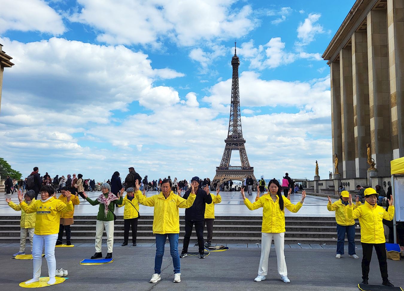 Image for article ​França: Evento próximo à Torre Eiffel comemora o apelo pacífico de 25 de abril