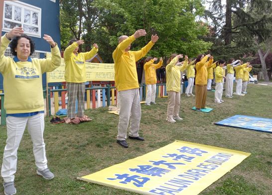 Image for article ​Espanha: Praticantes realizam evento em frente à Embaixada da China para comemorar o apelo pacífico de 25 de abril