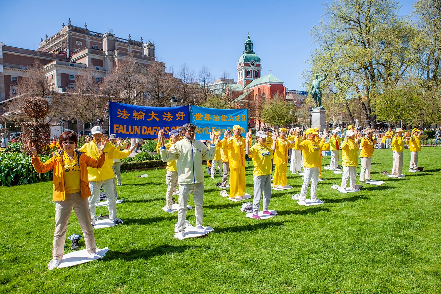 Image for article ​Suécia: Praticantes celebram o Dia do Falun Dafa e expressam sua gratidão ao Mestre